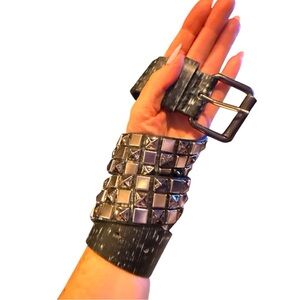 Hot Topic Black Leather Belt Bag with Silver Buckle. Size Small NWOT